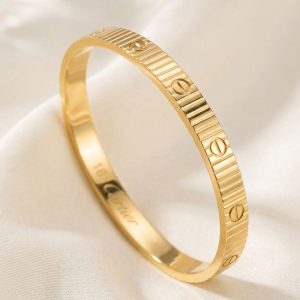 دستبند النگویی (بنگل) زنانه رنگ طلایی طرح کارتیه مدل لاو با طراحی شیاردار و نماد پیچ