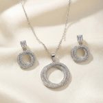 نیم ست مجلسی زنانه رنگ نقره‌ای طرح دو حلقه در هم تنیده تمام نگین با تک نگین درشت شامل گوشواره آویز و گردنبند