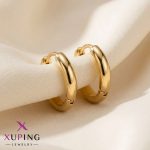 یک جفت گوشواره حلقه‌ای بزرگ، ساده و کلاسیک طلایی رنگ برند ژوپینگ قرار گرفته روی پارچه حریر روشن