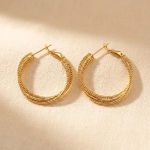 گوشواره حلقه‌ای زنانه رنگ طلایی با طراحی سه لاین متصل به هم متشکل از گوی‌های ریز و ظریف (بافت طنابی)