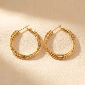 گوشواره حلقه‌ای زنانه رنگ طلایی با طراحی سه لاین متصل به هم متشکل از گوی‌های ریز و ظریف (بافت طنابی)