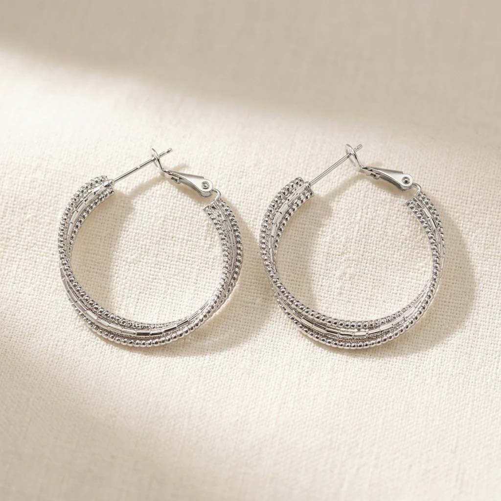 Textured-Silver-color-Hoop-Earrings گوشواره حلقهای زنانه نقرهای رنگ با طراحی بافتدار و چند لاین همراه با قفل چفتی (فرانسوی)